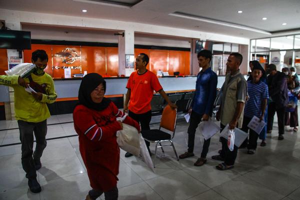 Potret Warga Palembang Ambil Bansos Beras 
