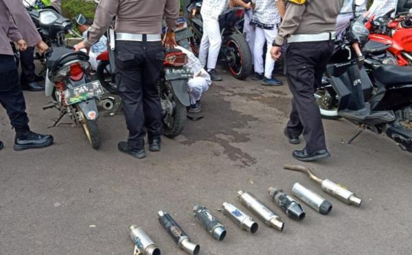 Polisi Masih Gencar Razia Knalpot Bising di Kuningan, 180 Knalpot Berhasil Disita