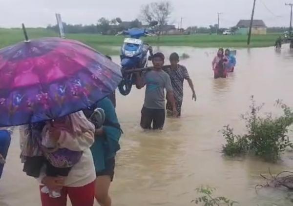 Banjir di Pandeglang, Akses Jalan Menuju Lima Desa Terputus Akibat Meluapnya Sungai Cilemer