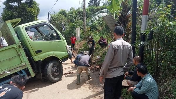 Proses Evakuasi Laka Tunggal di Jalan Banjarwangi, Polisi Lakukan Penutupan Total