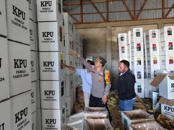 Kapolres Tolikara Dampingi Pj. Bupati Tolikara Tinjau Kelengkapan Logistik KPU Kabupaten Tolikara