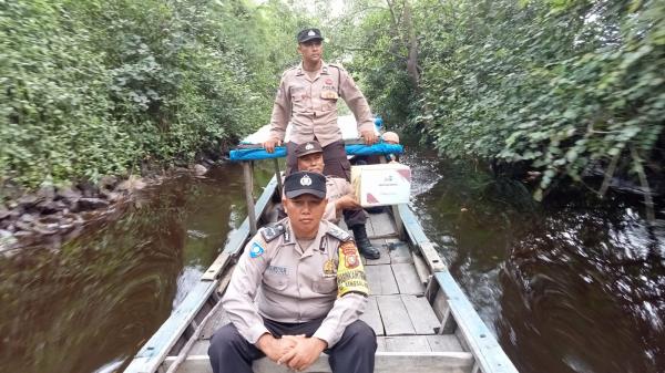 Polsek Sungai Sembilan Untuk Mengantarkan Bantuan Berupa Paket Sembako Kepada Masyarakat