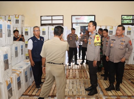 Polisi Cek Gudang Logistik Pemilu di Kecamatan Gunungjati, Pastikan Sarana Prasarana Aman