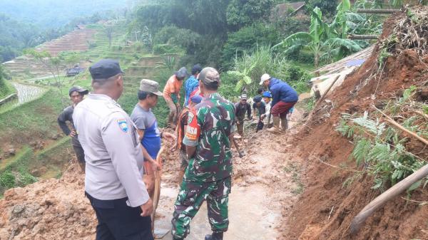 Tanah Longsor di Cikajang, Petugas dan Warga Membersikan Longsoran