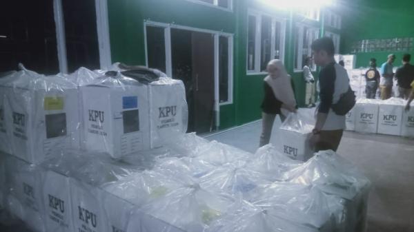 940 Kotak Suara Pemilu 2024 Tiba di Gedung PGRI Sindangbarang Cianjur