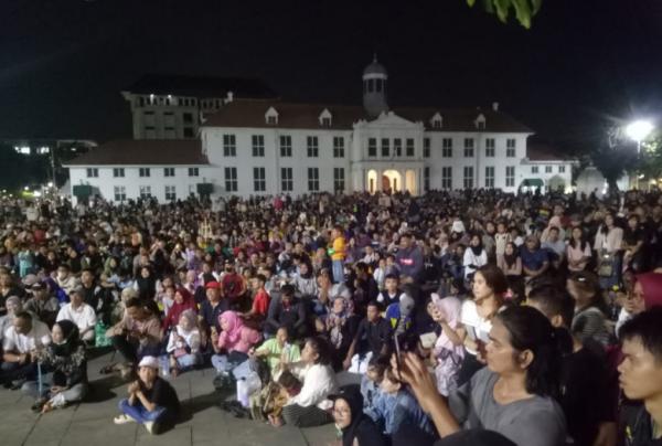 Ribuan Wisatawan Padati Kota Tua