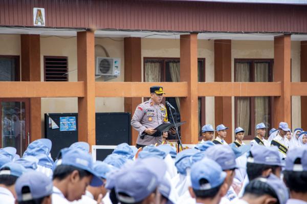 Pejabat Polres Pringsewu Menjadi Pembina Upacara di Sekolah, Berikan Motivasi dan Ajak Pelajar Jauhi