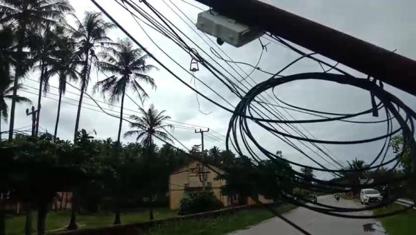 Tiang Telkom Tumbang, Kabel Koneksi Internet Semrawut Bahayakan Pengguna Jalan