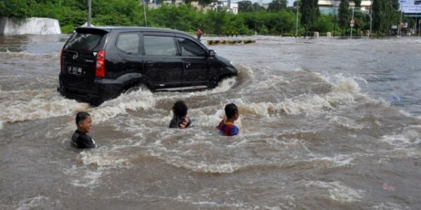 Biar tidak Terjadi Water Hammer saat Mobil Terpaksa Terjang Banjir, Perhatikan ini