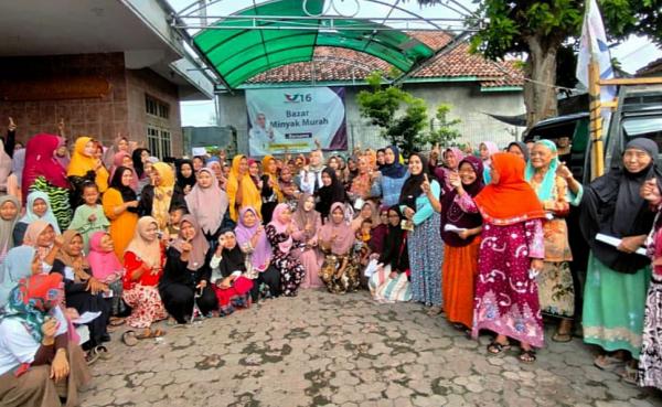 Bantu Masyarakat, Caleg DPR RI Erna Mastiningrum Gelar Bazar Minyak Goreng Murah di Pelosok Lamongan