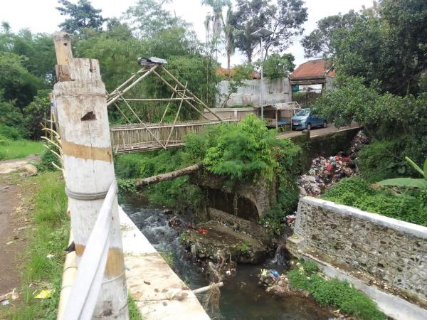 Jembatan Penghubung Antar Desa di Sukaresmi Tak Kunjung Dibangun