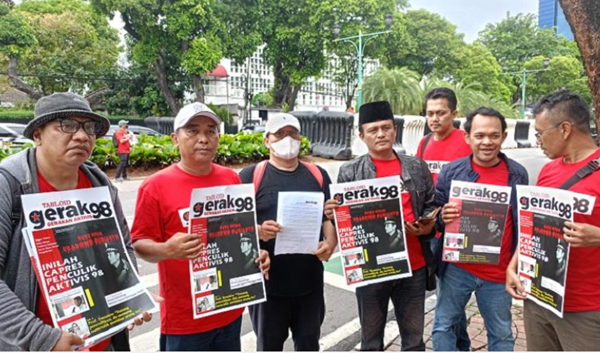 Gerak 98 Bagi-bagi Tabloid Rekam Jejak Prabowo, Masyarakat Diminta Sadar Fakta Pelanggaran HAM