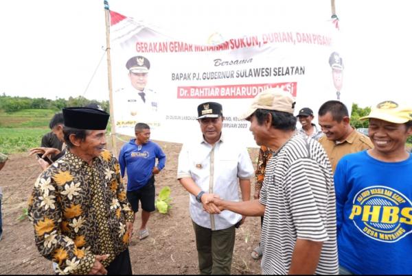 Dari Desa ke Desa, Pj Gubernur Sulsel Ajak Petani dan Peternak Manfaatkan Fasilitas KUR