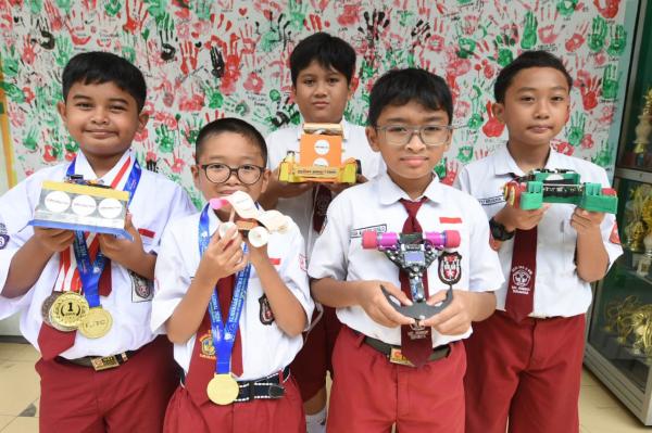 SDN Medokan Ayu Surabaya Borong 3 Medali Emas di Kejurnas Robotika