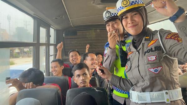 Di Bus Karyawan Polwan dari Lantas Pelalawan Sosialisasikan Budaya Tertib Berlalu Lintas Jelang Pemi