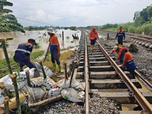 Jalur KA Antara Stasiun Gubug-Stasiun Karangjati Tak Bisa Dilewati Imbas Banjir Grobogan