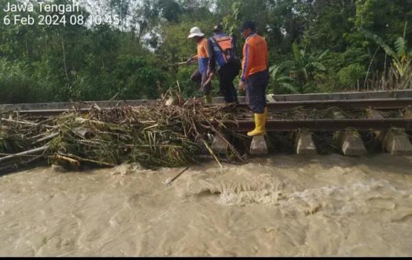 Banjir Bandang Terjang Jalur Kereta di Grobogan, Perjalanan 5 KA Terganggu