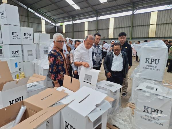 Komisi II DPR RI Lakukan Pengecekan Kesiapan Pemilu 2024 di KPU Karawang