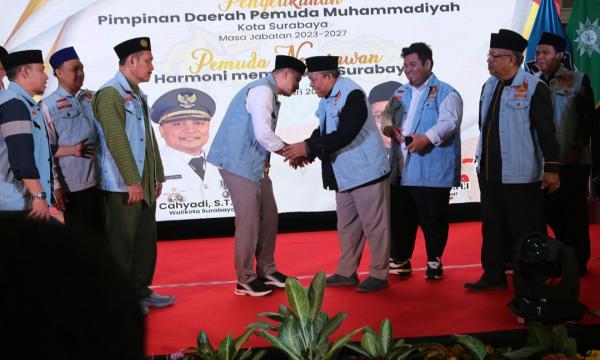 Panik Rompi Biru! Pemuda Muhammadiyah Buru-Buru Klarifikasi Baju yang Dipakai Wali Kota Surabaya