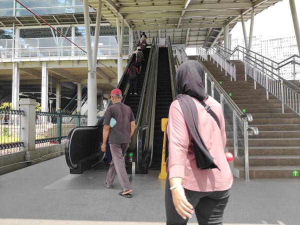 Duh Eskalator Stasiun Bekasi Rusak Lagi Padahal Baru Berfungsi, Mega Kecewa Berat  