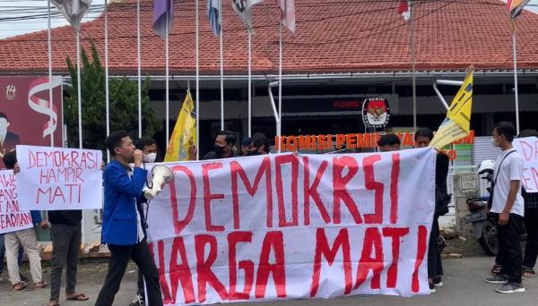 Mahasiswa PMII Demonstrasi di Kantor KPU Ponorogo, Ini Tuntutannya