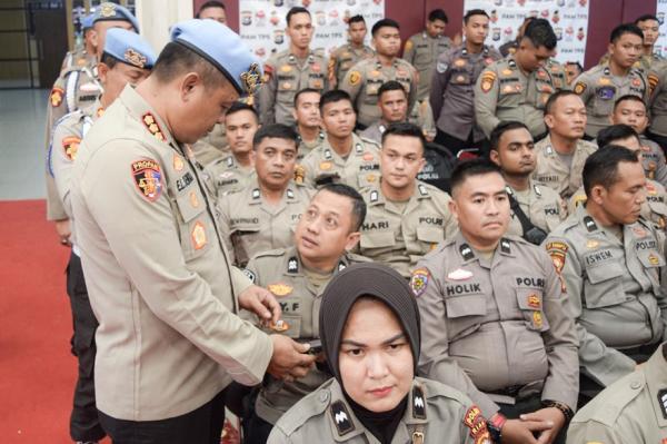 Pastikan Netral, Propam Polda Riau Periksa Handpone Personil Pengaman TPS