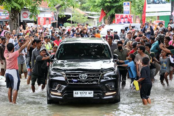 Kunjungi Grobogan, Mobil yang Ditumpangi Ganjar Dikepung Puluhan Korban Banjir