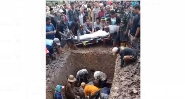Tangis Haru Warga Desa Sebakung Iringi Pemakaman 5 Korban Pembunuhan Sadis dalam Satu Liang Kubur