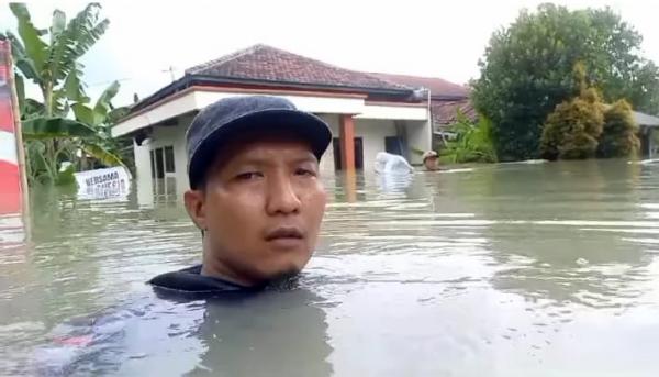 Viral Warga Demak Terendam Banjir Setinggi Leher Orang Dewasa Minta Bantuan SAR