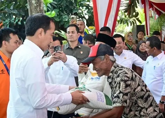 Nyaris Rp500 Triliun, Guru Besar Ramai-ramai Minta Audit Investigasi Bansos Jokowi