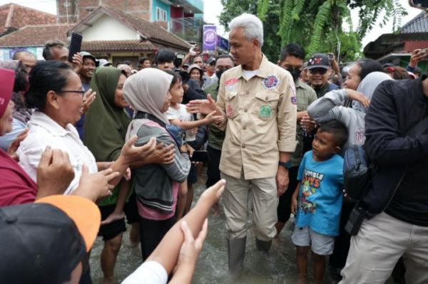 Ganjar Pranowo Ajak Pemerintah dan Relawan Gotong Royong Bantu Korban Banjir di Grobogan