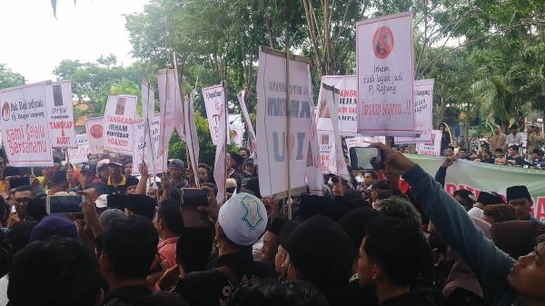 Aksi Demo Masyarakat Sampang, Tuntutan Damai untuk Kondusifitas Pemerintahan