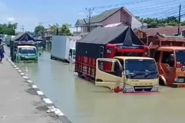 Jalur Pantura Semarang-Surabaya Lumpuh akibat Banjir Parah di Demak