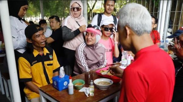 Di Kampung Halaman Jokowi, Ganjar Ajak Makan Bareng Petugas Kebersihan