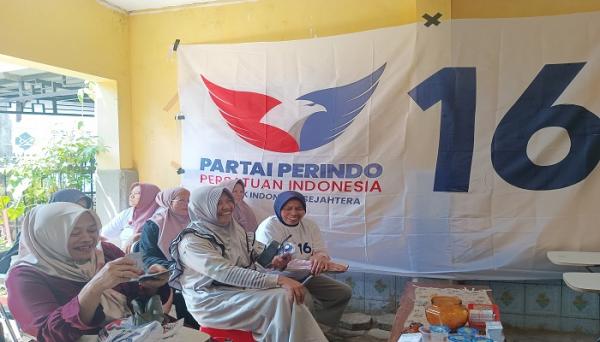 Warga Cibiru Bandung Senang Dapat Minyak Goreng Murah dari Partai Perindo