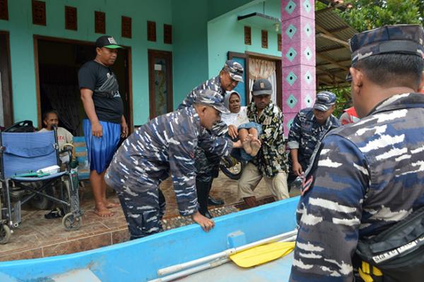Prajurit TNI AL Sigap Tangani Banjir di Grobogan, Bantu Warga dan Kirim Logistik