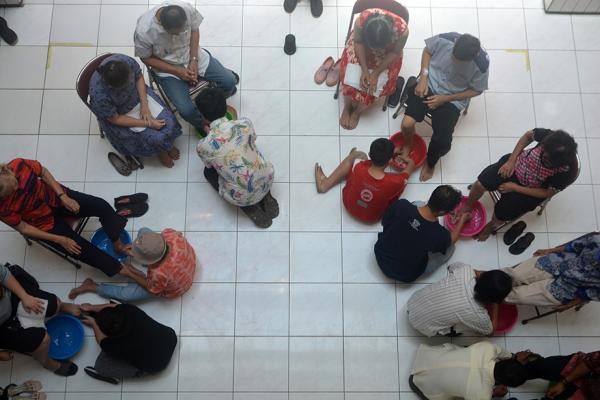 Momen Haru Ritual Basuh Kaki Orang Tua Lintas Agama dan Etnis di Gang Pinggir Semarang