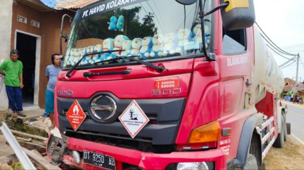 Sopir Mengantuk, Mobil Tangki Elpiji Pertamina Tabrak Rumah Warga di Kendari