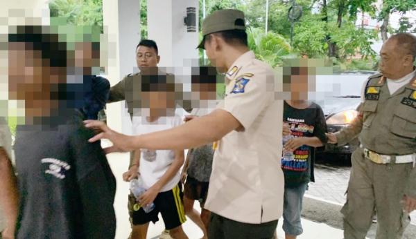 Aksi Heroik Satpol PP Surabaya, Berhasil Cegah Anak-Anak Pengamen Dibawah Umur, Ada yang Bawa Sajam