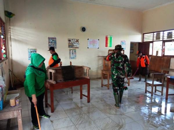 Pramuka TNI Polri dan Satpol PP Bersihkan Sekolah Terdampak Banjir di Brati