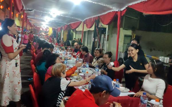 Tuk Panjang, Tradisi Sambut Imlek di Semarang Sajikan Hidangan di Meja Memanjang 200 Meter