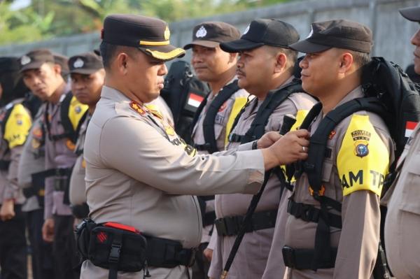 Kapolres Rohul Pimpin Apel Pergeseran Pasukan Pam TPS Tahap Pungut dan Hitung Suara