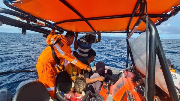 SAR Kupang Berhasil Selamatkan 7 Penumpang Kapal Bodi Batang di Perairan Selat Pukuafu, NTT