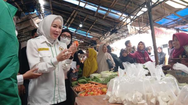 Anggota Komisi IX DPR RI Nurhayati Dicurhati Para Pedagang Di Pasar Manonjaya Tasikmalaya