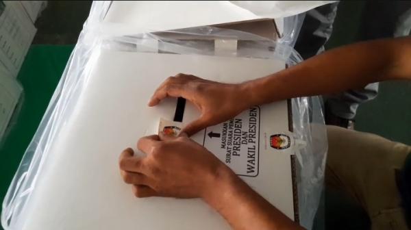 KPU Timor Tengah Utara Segel Kotak Suara Pemilu Sebelum Distribusi