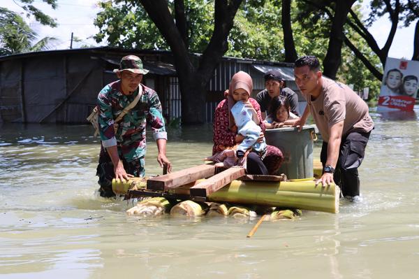 Polres Demak Terjunkan Personel untuk Patroli dan Evakuasi Warga Terdampak Banjir