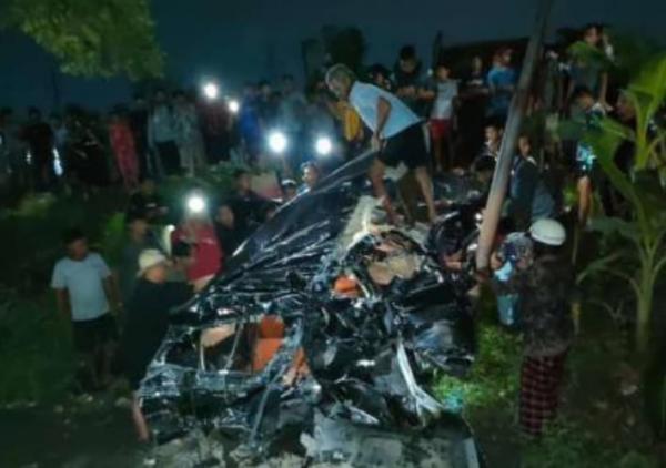 Kecelakaan Minibus Ringsek Tertemper KA Brawijaya di Alastua Semarang, 2 Orang Luka