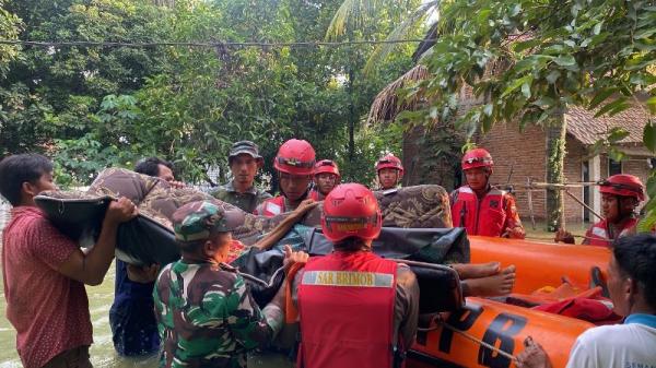 Detik-Detik Brimob Polda Jateng Evakuasi Lansia Korban Banjir di Demak