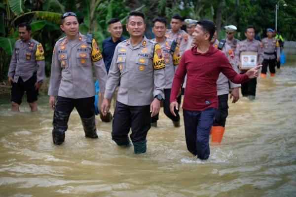 Demi Bantu Korban Banjir, Kapolres Grobogan Rela Basah Basahan