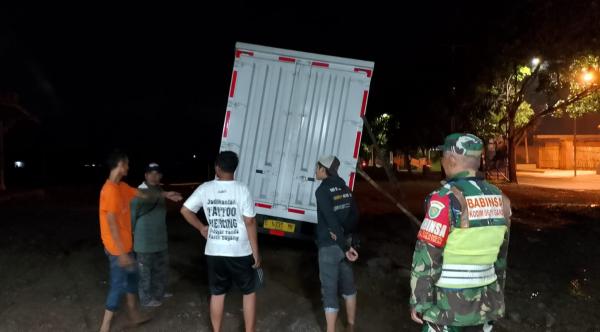Mobil Pengangkut Logistik KPU Garut Terjebak di Tanah Amblas